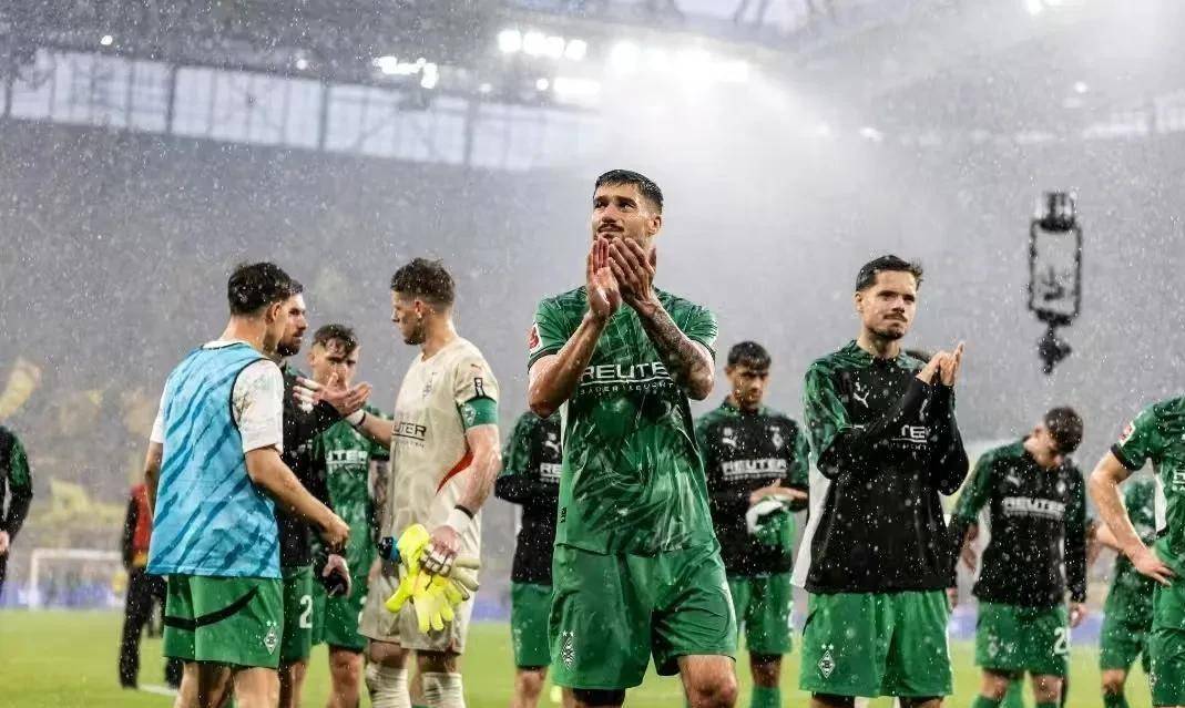 开云移动端-欧冠赛程吃紧；拜仁慕尼黑转会期单刀错失；球迷炸锅；轮换策略成焦点的简单介绍