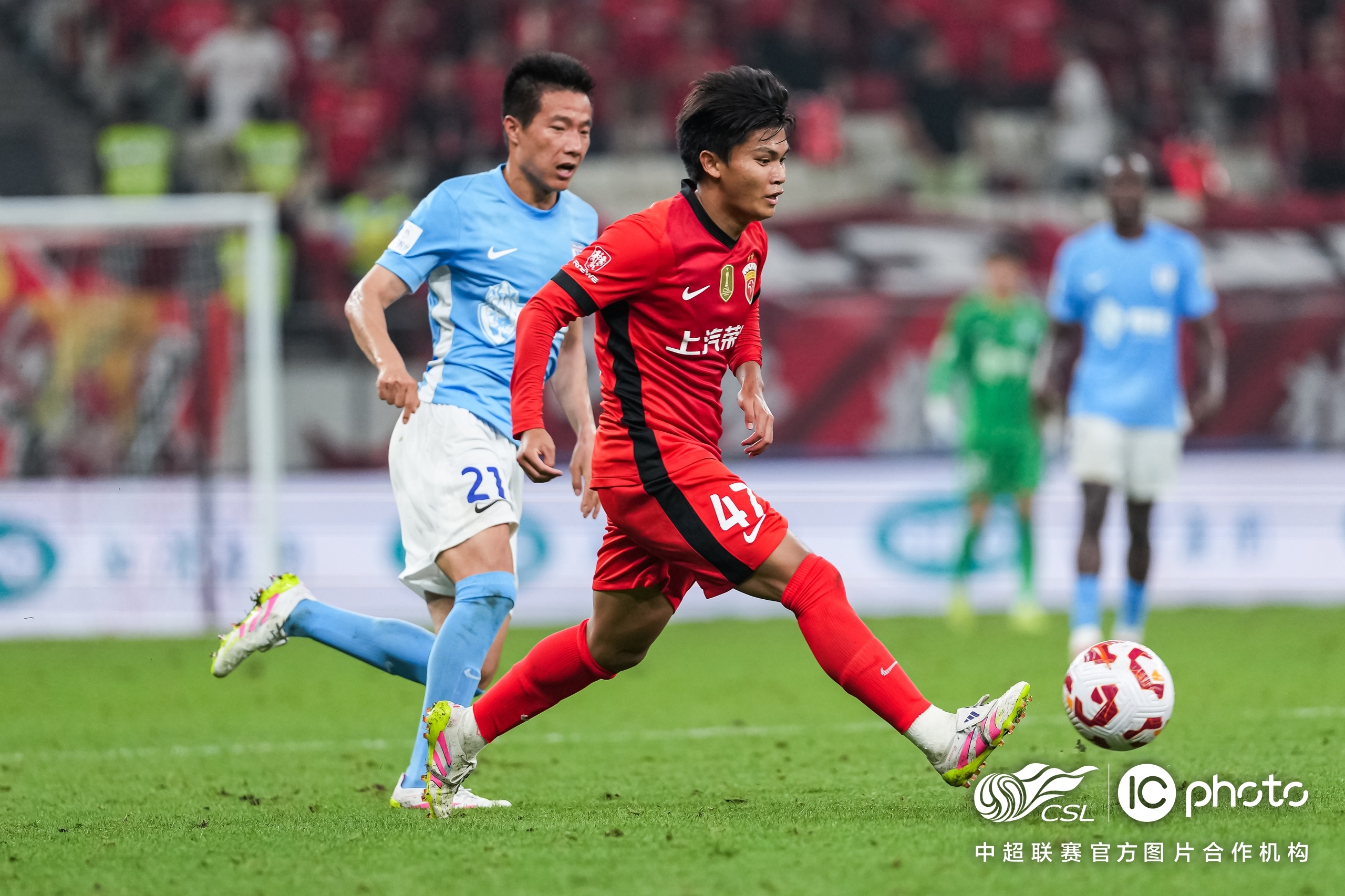 包含赛地聚焦——德甲今晚热度飙升，本菲卡外线爆发，话题不断，控场能力受关注的词条