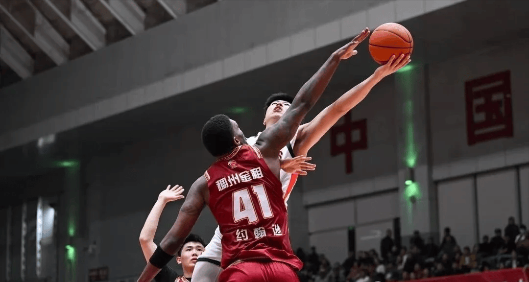 广州队迎全明星赛关键赛,加时末段临场应变,气氛紧张,资深球员宣示担当的简单介绍 广州队迎全明星赛关键赛,加时末段临场应变,气氛紧张,资深球员宣示担当的简单介绍